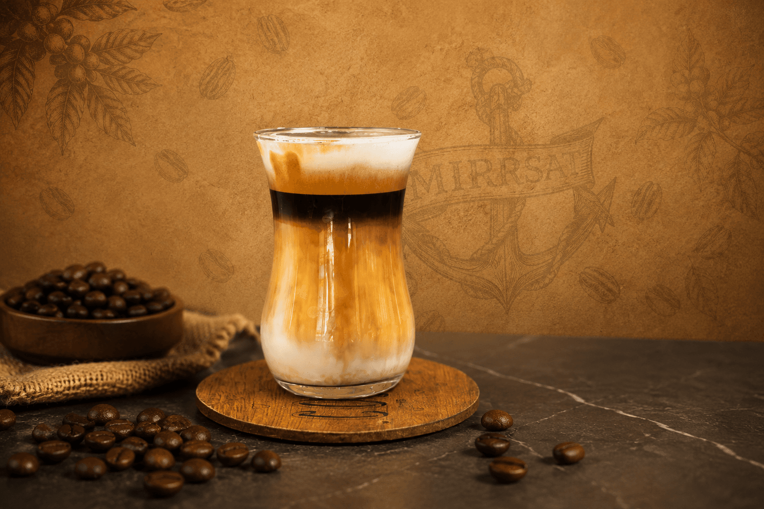 كوب قهوة MIRRSAT على طاولة رخامية
